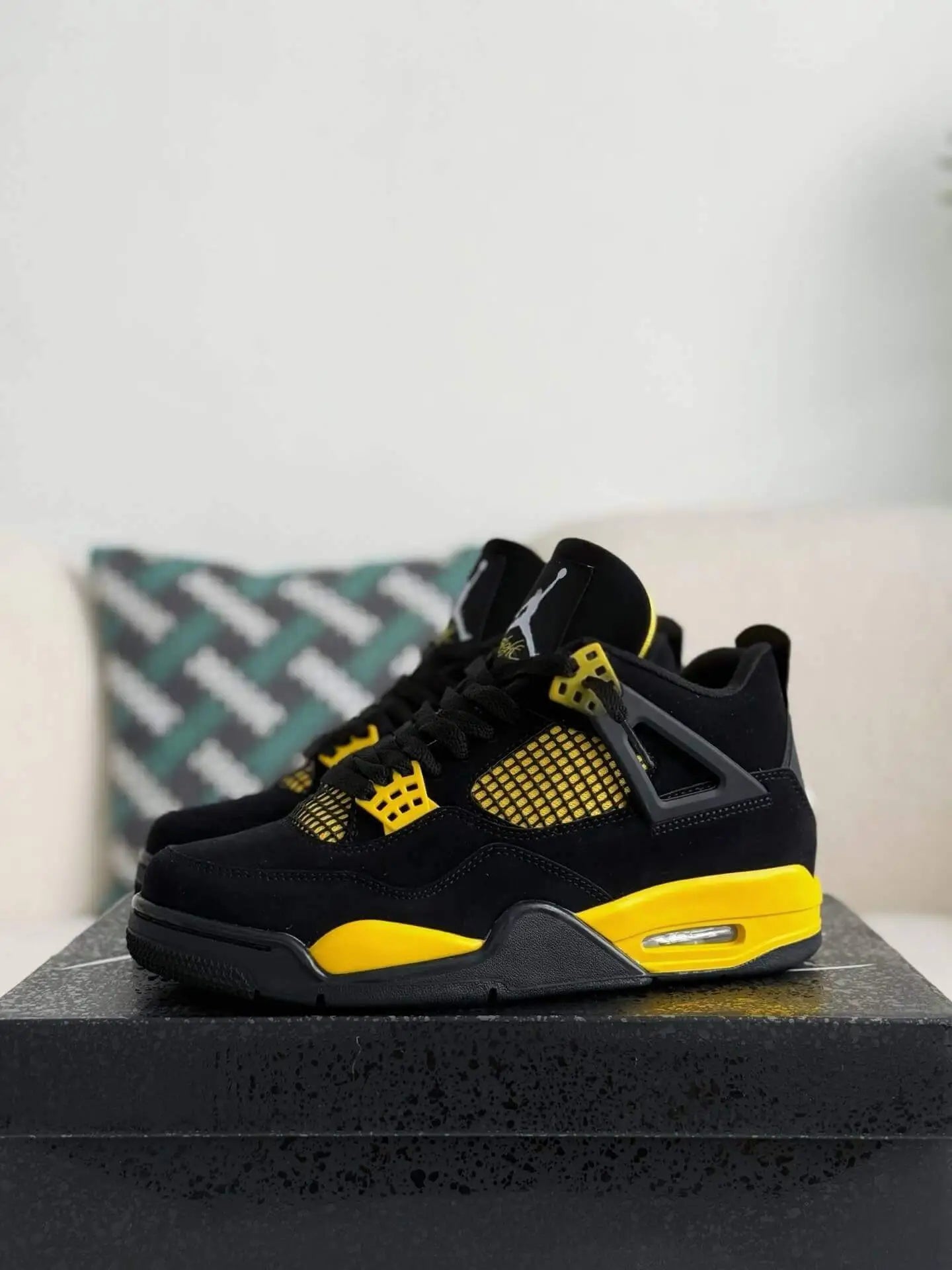 Air Jordan 4 Retro Thunder - Black & Yellow
