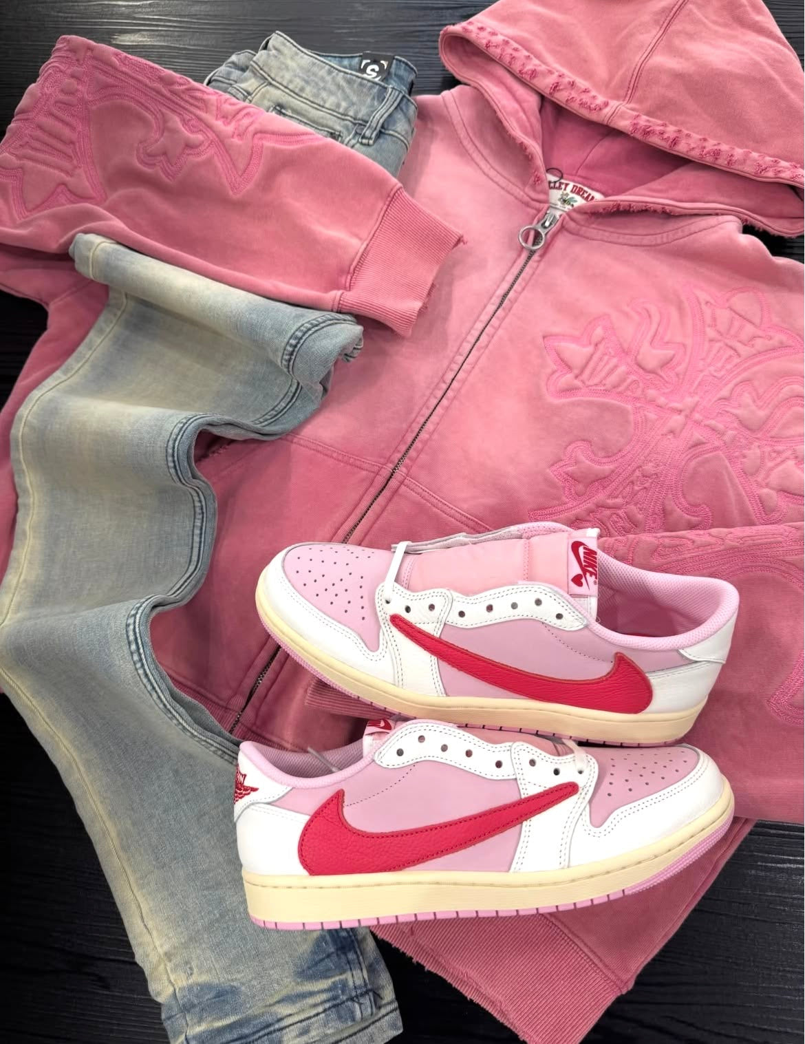 Travis Scott × AJ1 Low 'Shy Pink' - Elevate Your Style