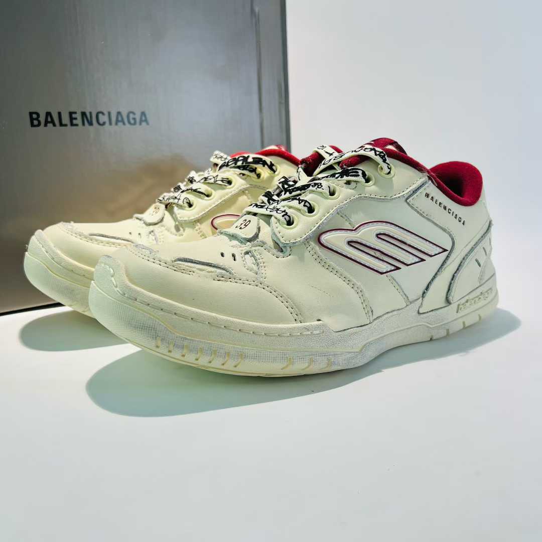 Balenciaga Hamptons Worn-Out 841763WCURS9960