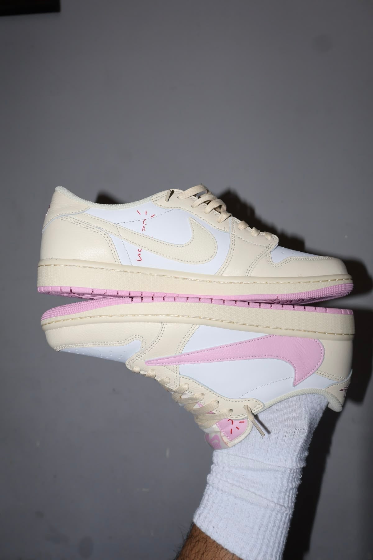 Travis Scott x Air Jordan 1 Low Soft Powder Pouring - A Unique Sneaker Experience