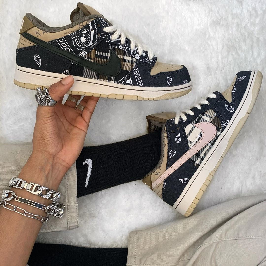 Travis Scott x SB Dunk Low: Cactus Jack - Special Box Edition