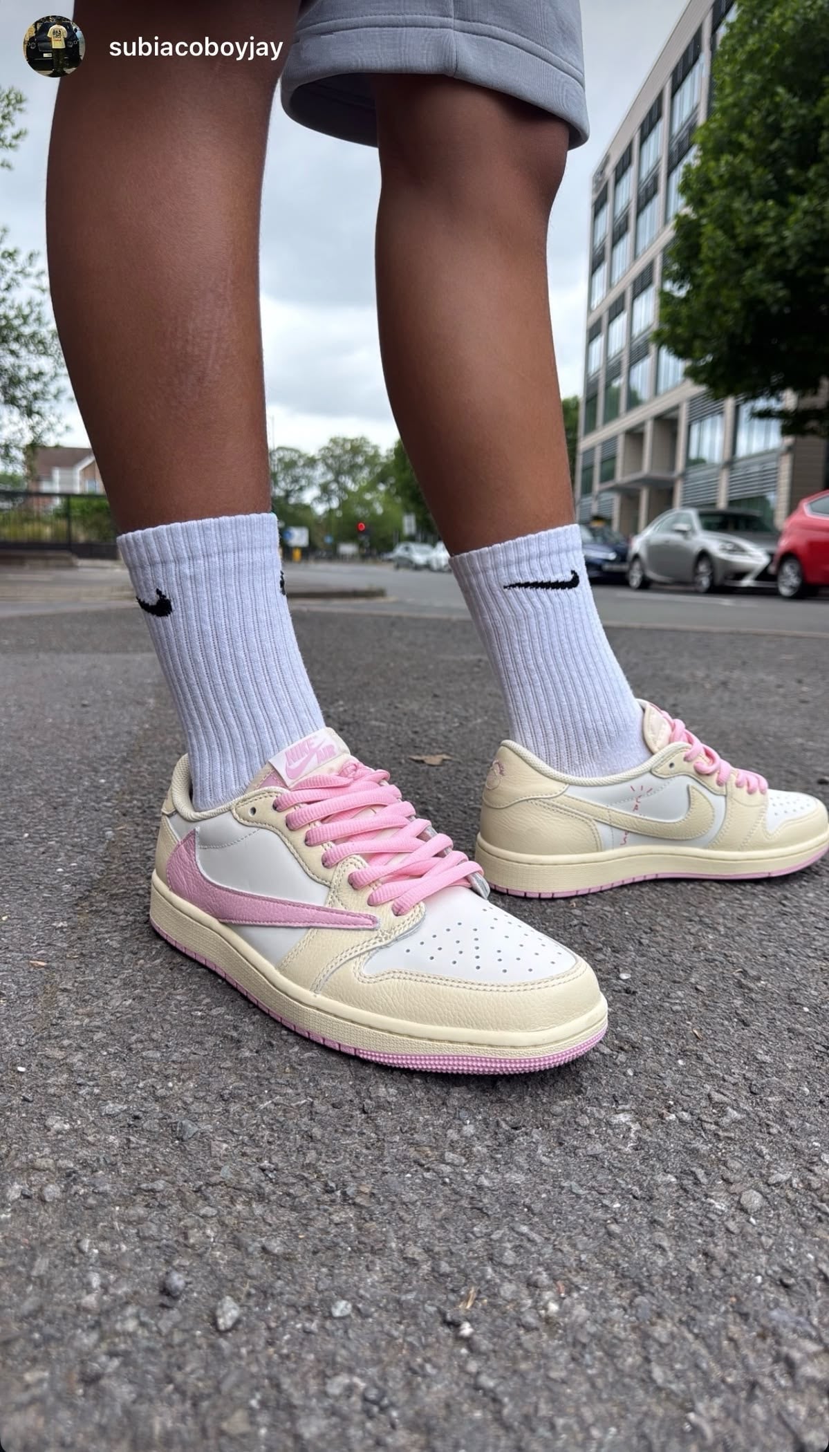 Travis Scott x Air Jordan 1 Low Soft Powder Pouring - A Unique Sneaker Experience