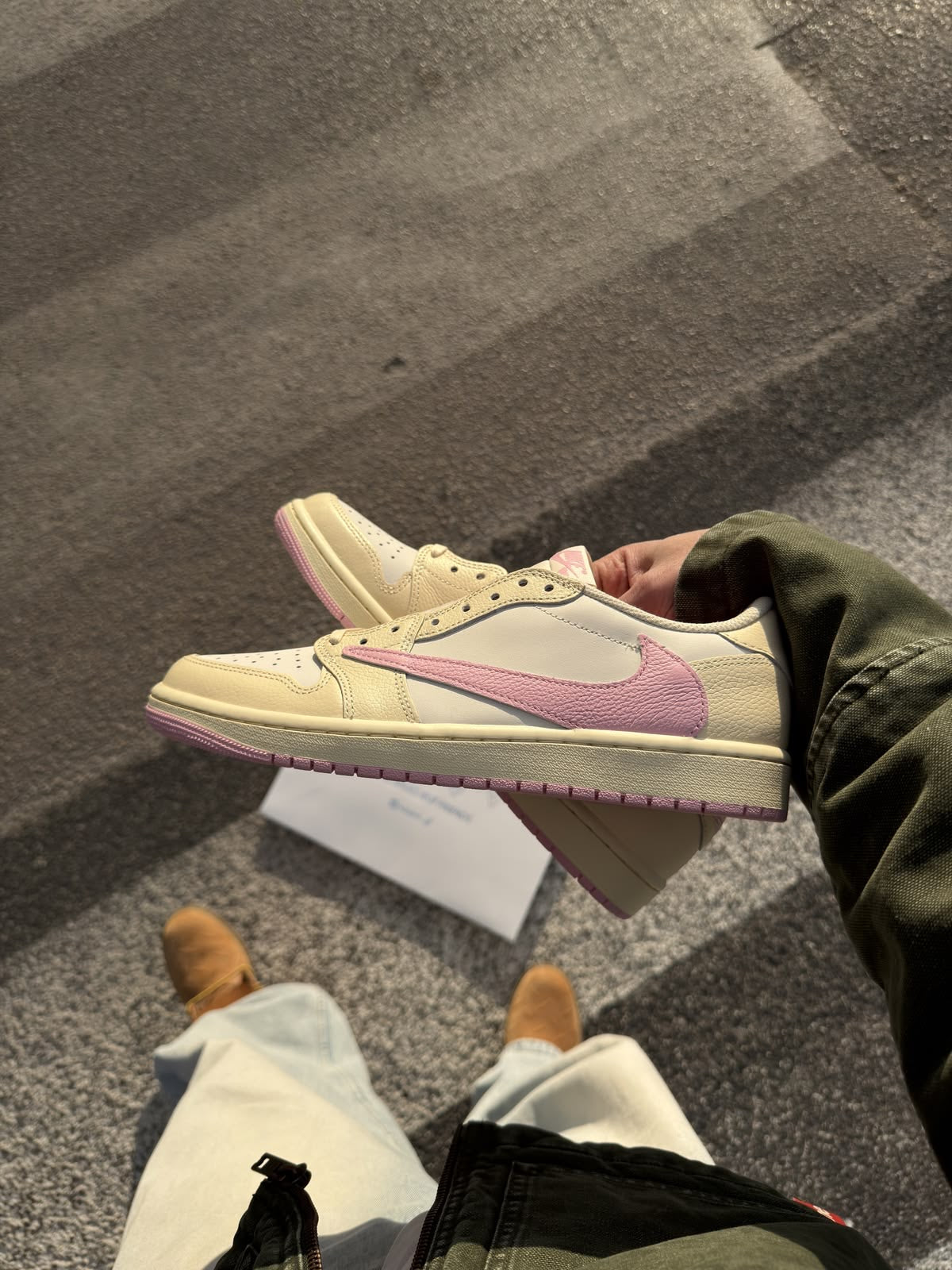 Travis Scott x Air Jordan 1 Low Soft Powder Pouring - A Unique Sneaker Experience