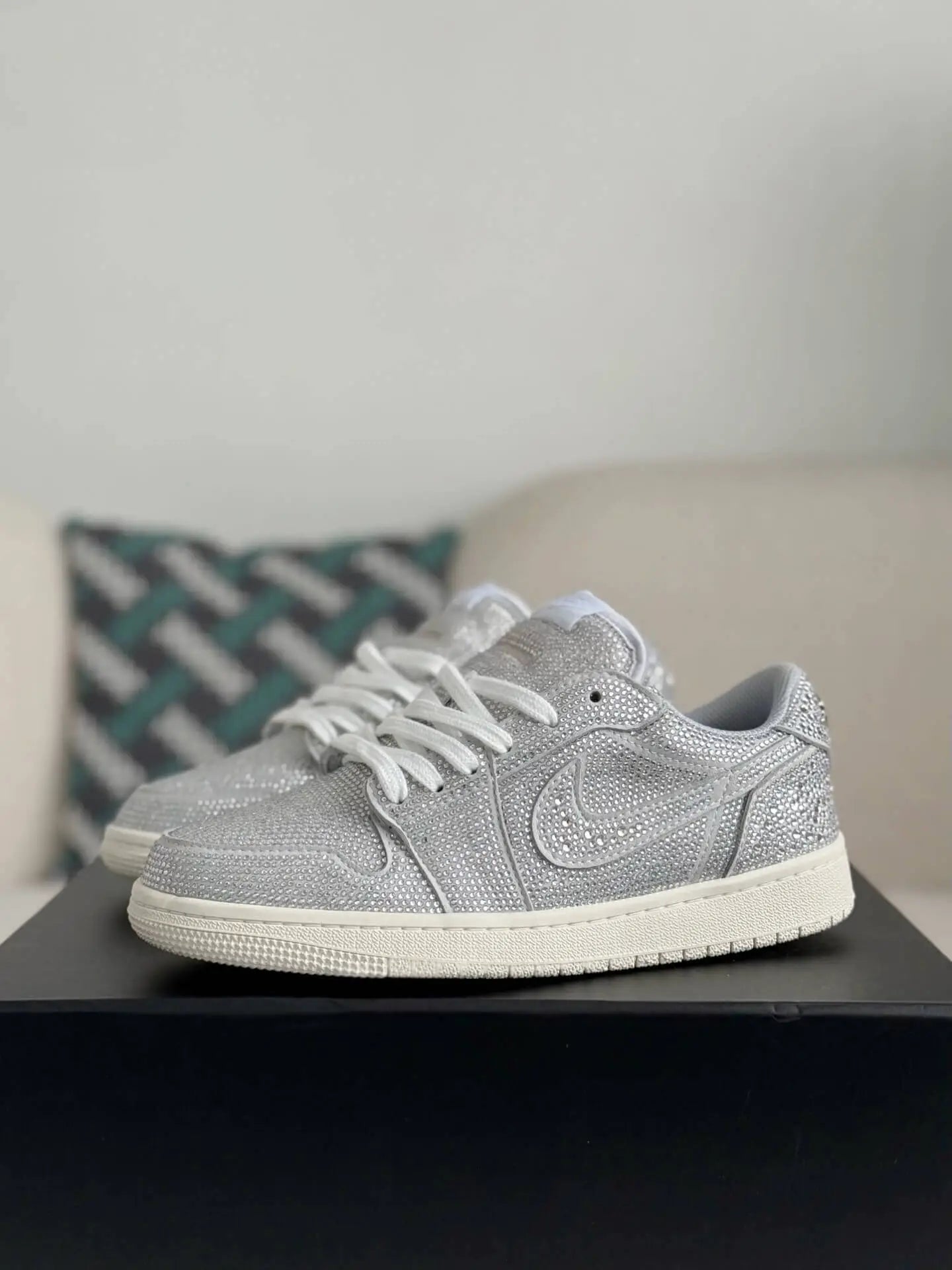 Air Jordan 1 Low – Platinum Sparkle Silver Sneakers