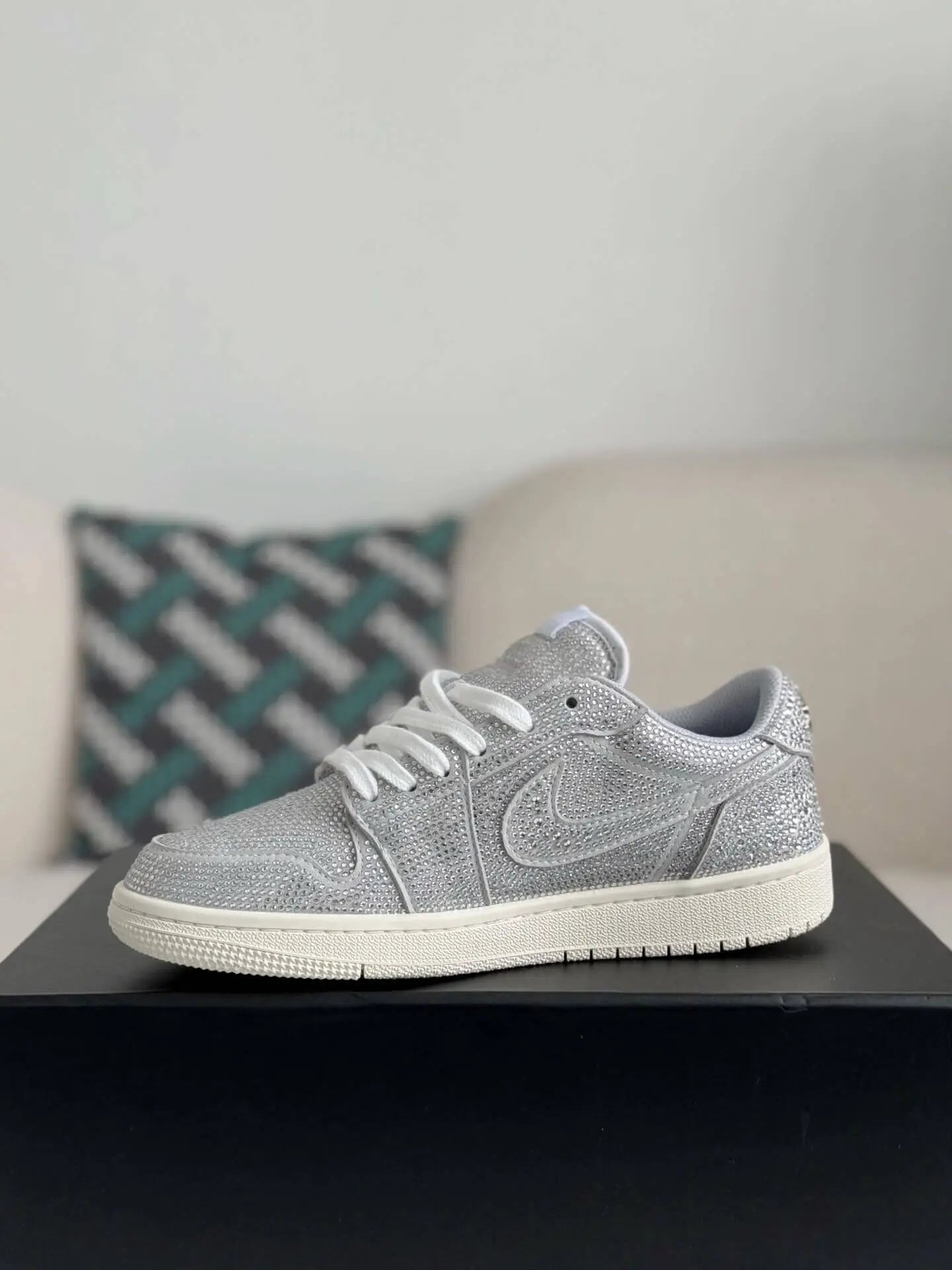 Air Jordan 1 Low – Platinum Sparkle Silver Sneakers