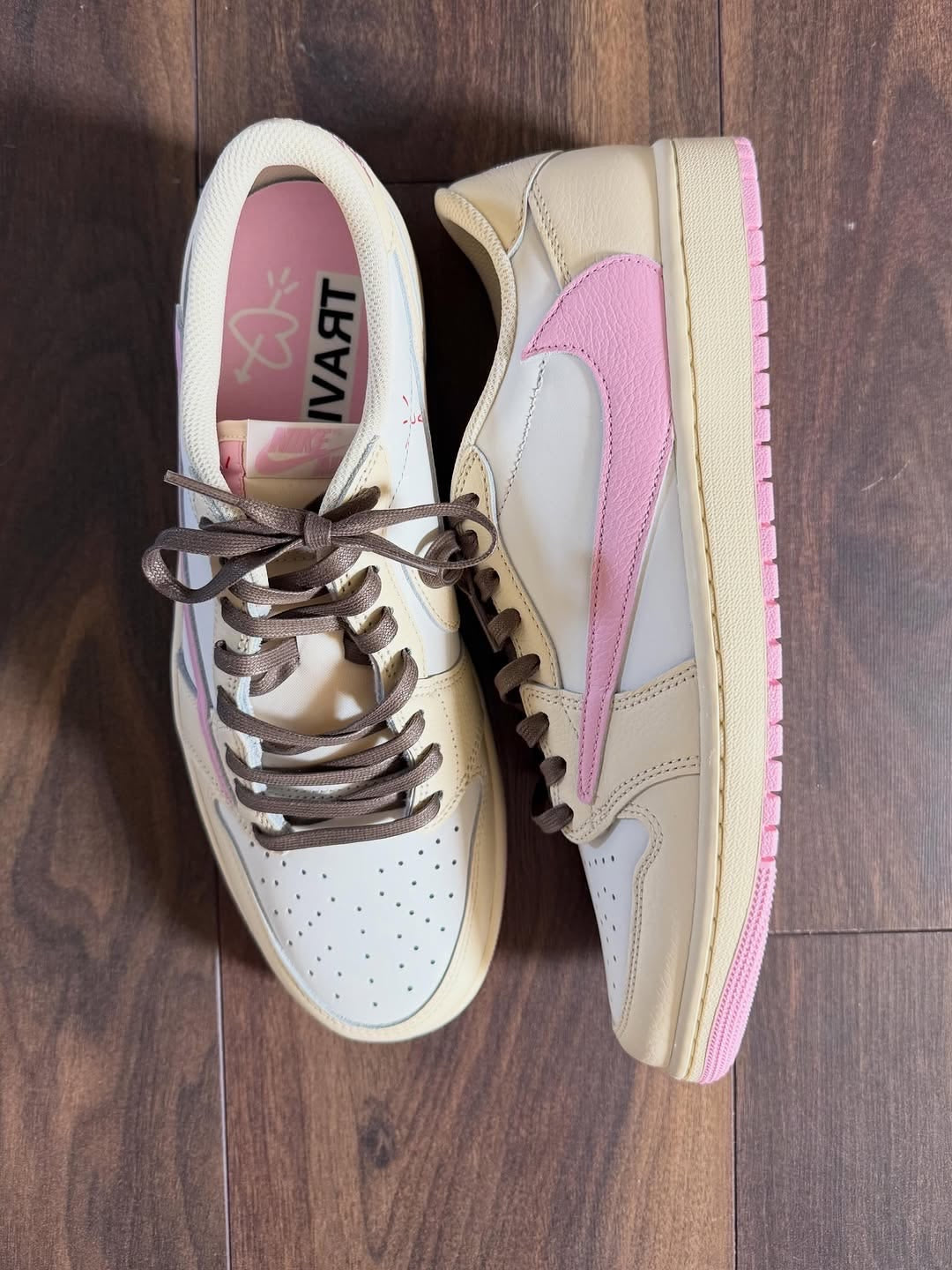 Travis Scott x Air Jordan 1 Low Soft Powder Pouring - A Unique Sneaker Experience