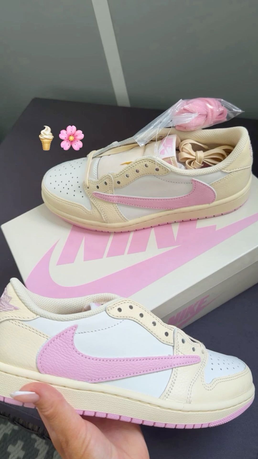 Travis Scott x Air Jordan 1 Low Soft Powder Pouring - A Unique Sneaker Experience