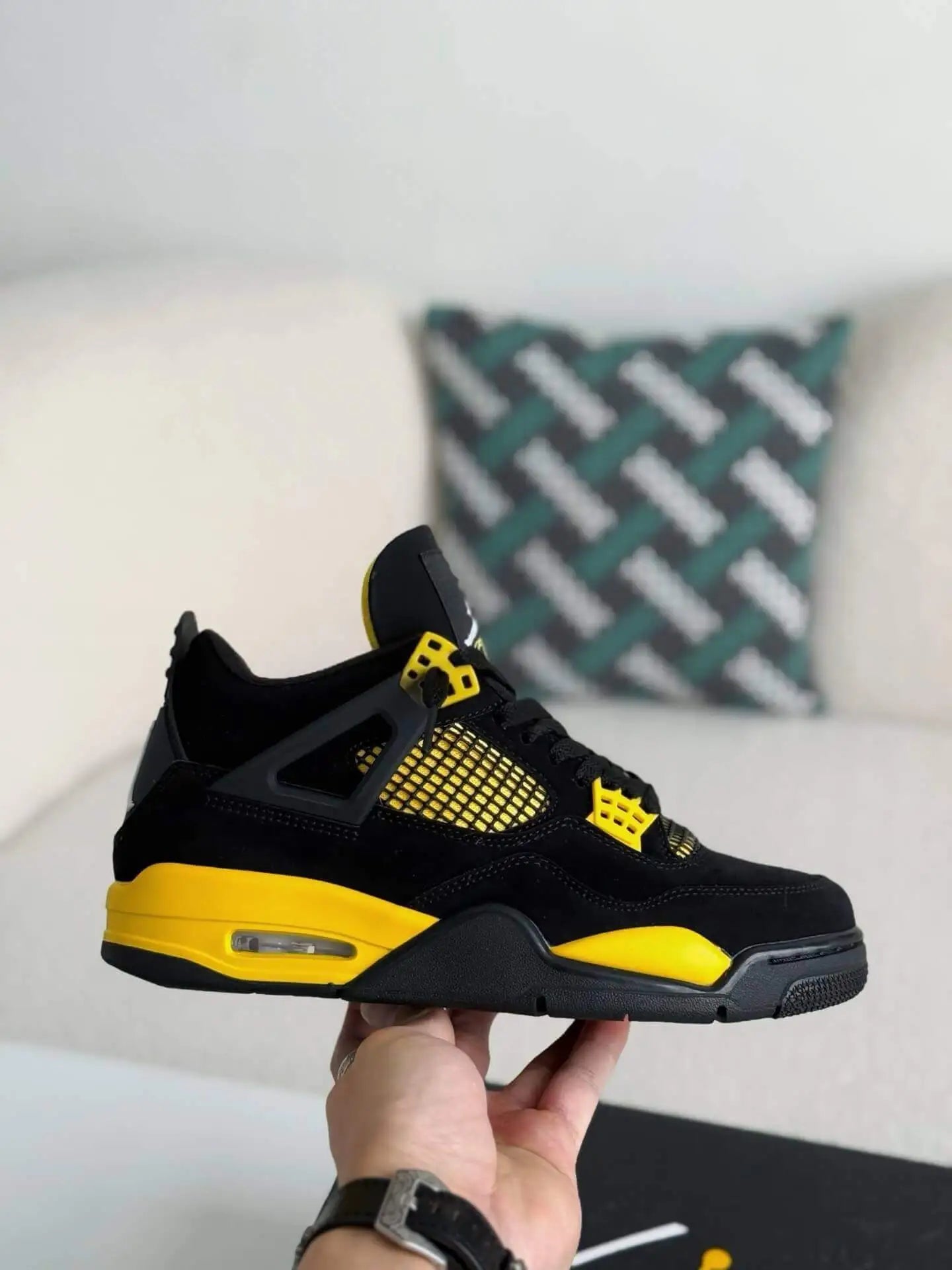 Air Jordan 4 Retro Thunder - Black & Yellow
