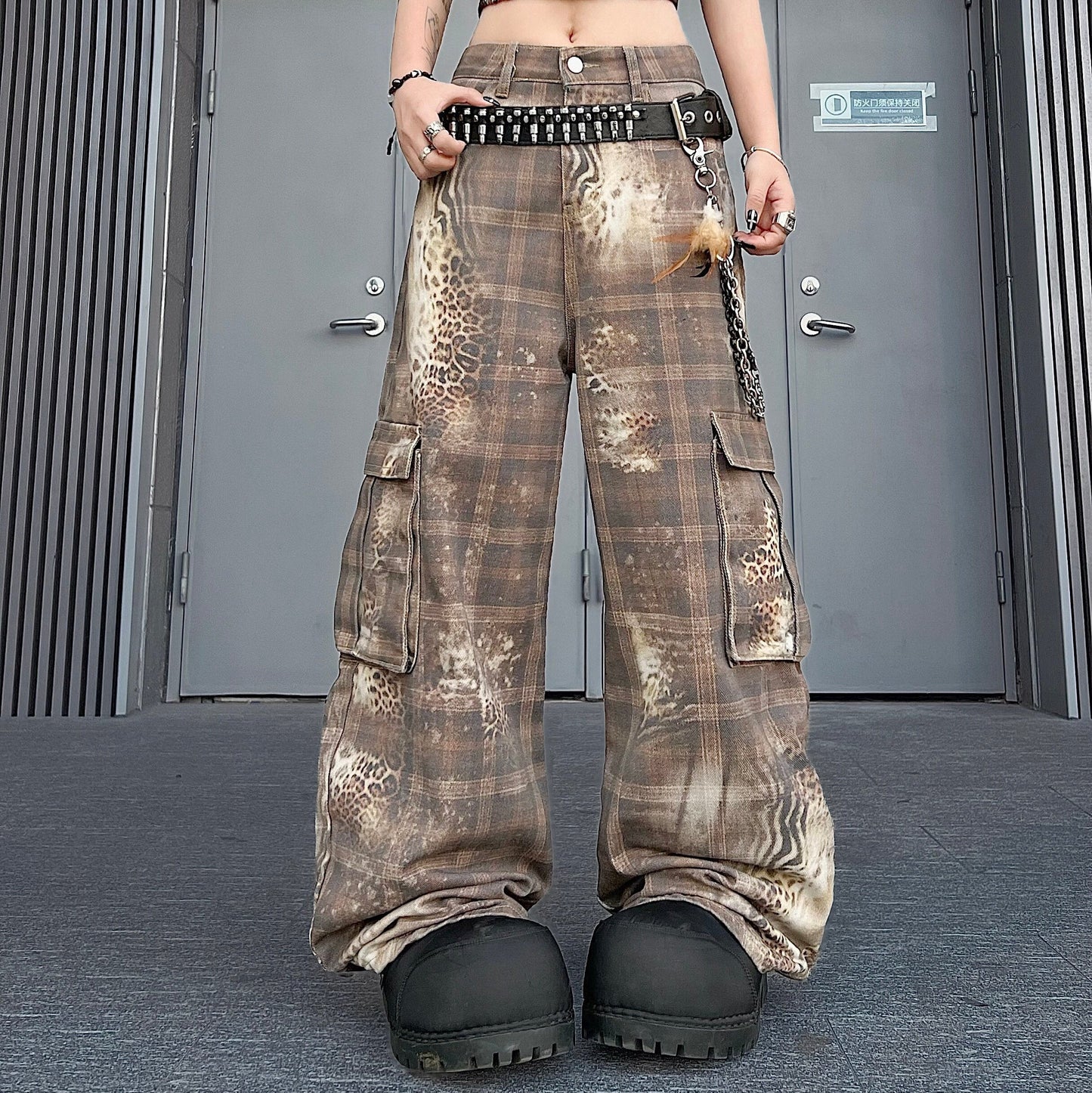 Men's Leopard Plaid Curved-Leg Cargo Pants - Stand Out in Style