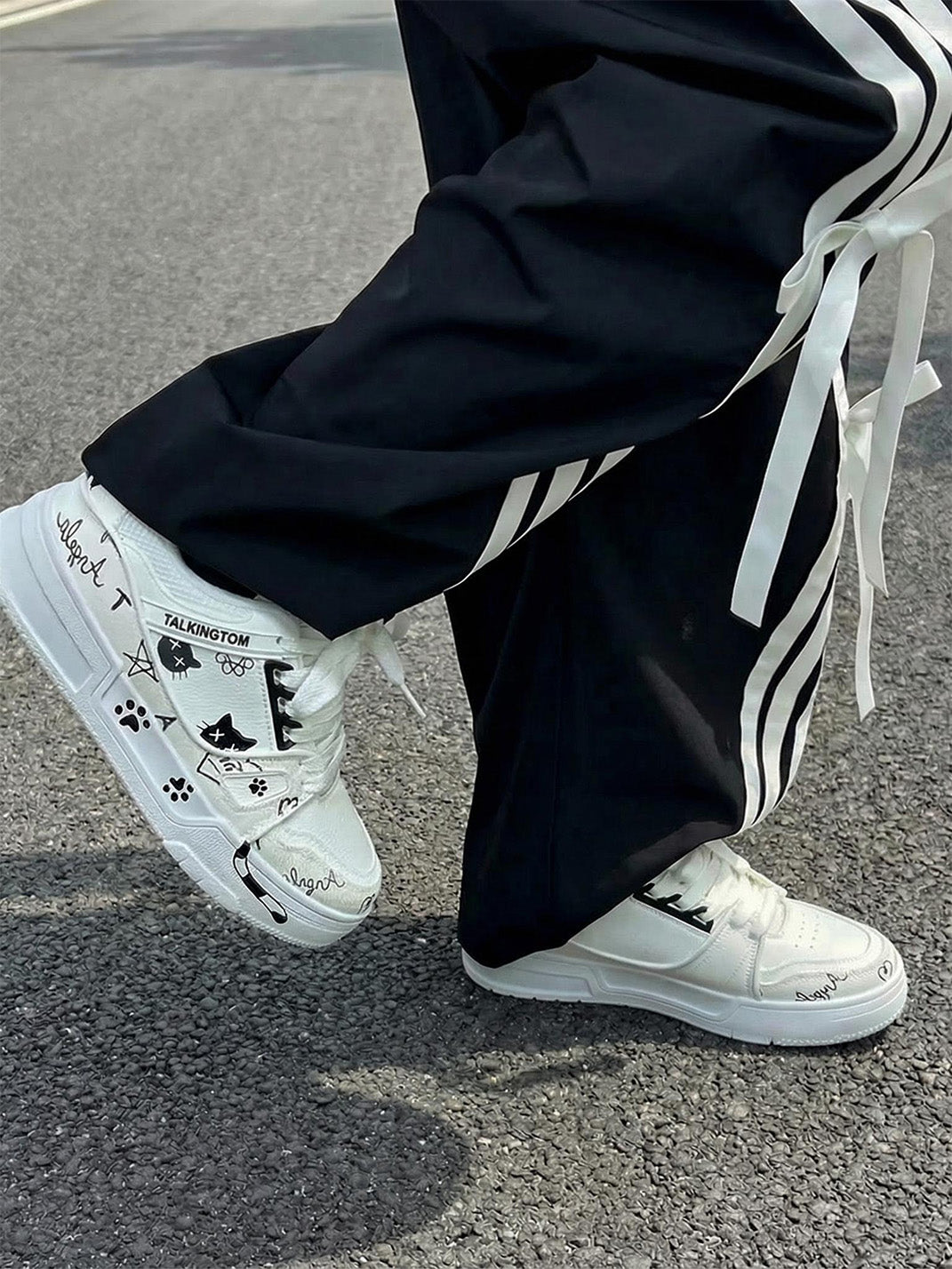 Anime Cat Graphic Low-Top Sneakers - Skipkicks