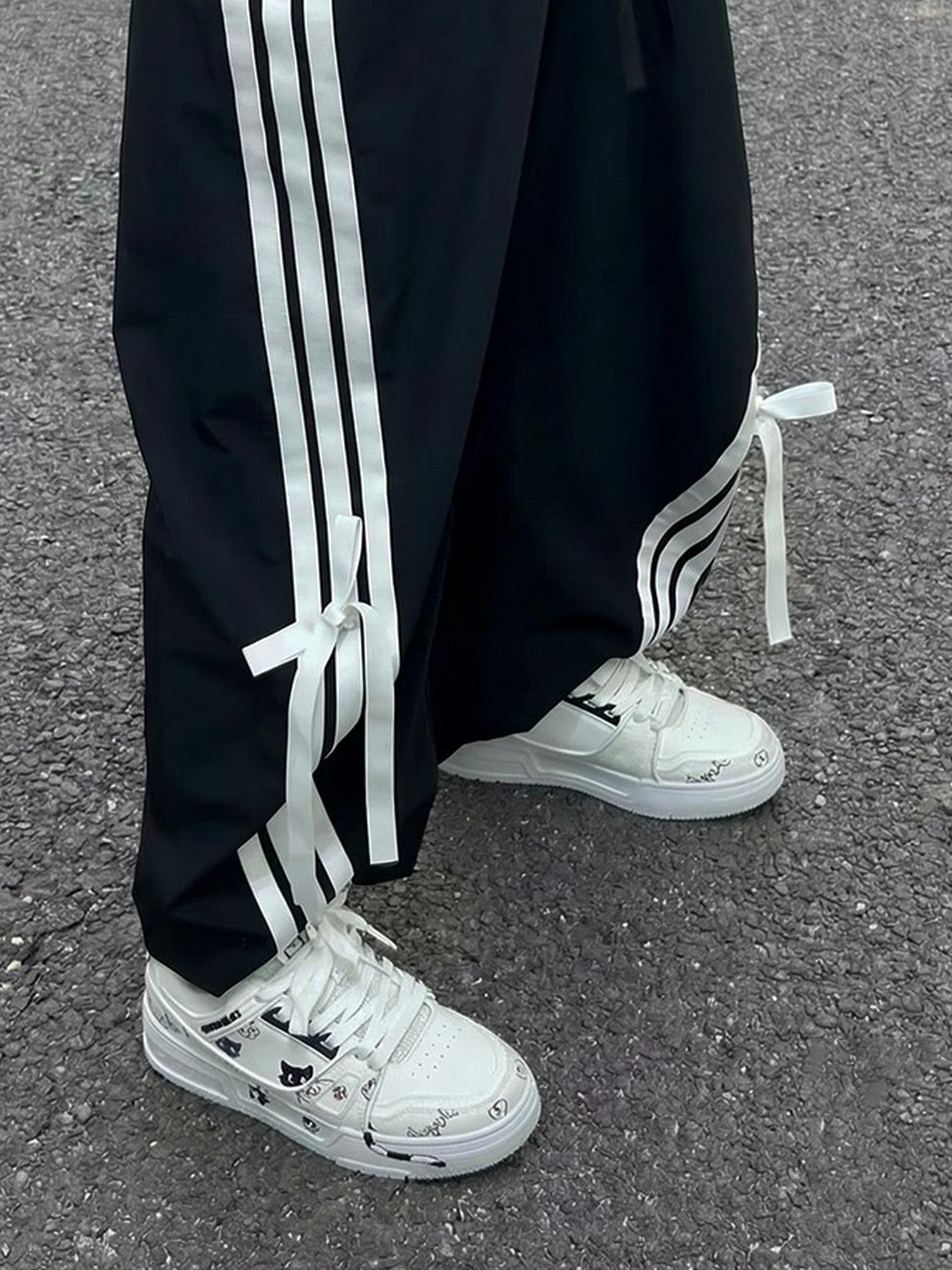 Anime Cat Graphic Low-Top Sneakers - Skipkicks