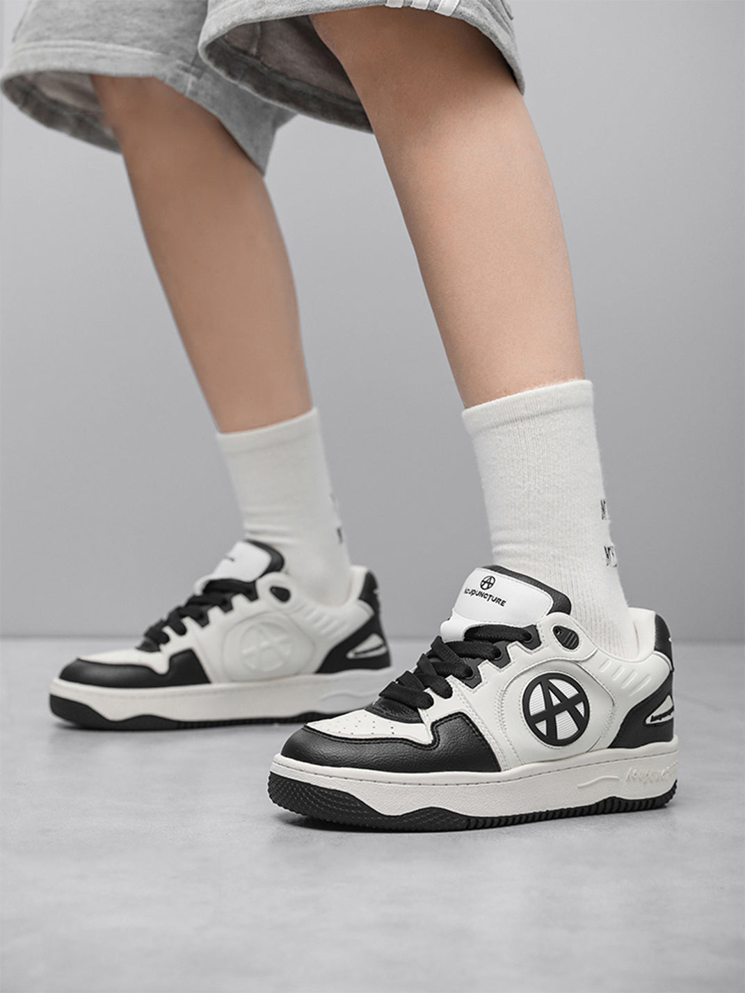 Circle-Logo Colorblock Skate Sneakers - Skipkicks