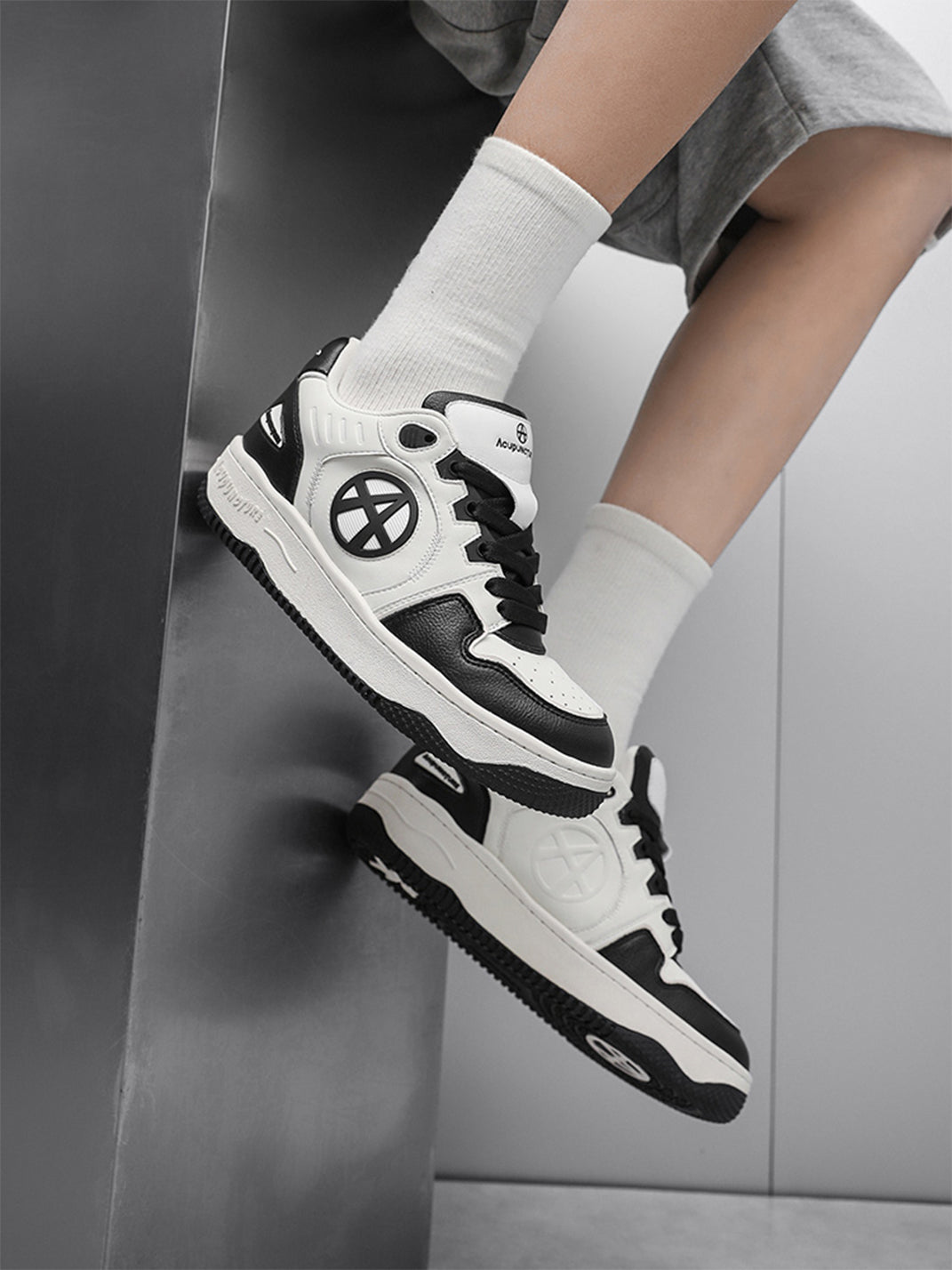 Circle-Logo Colorblock Skate Sneakers - Skipkicks