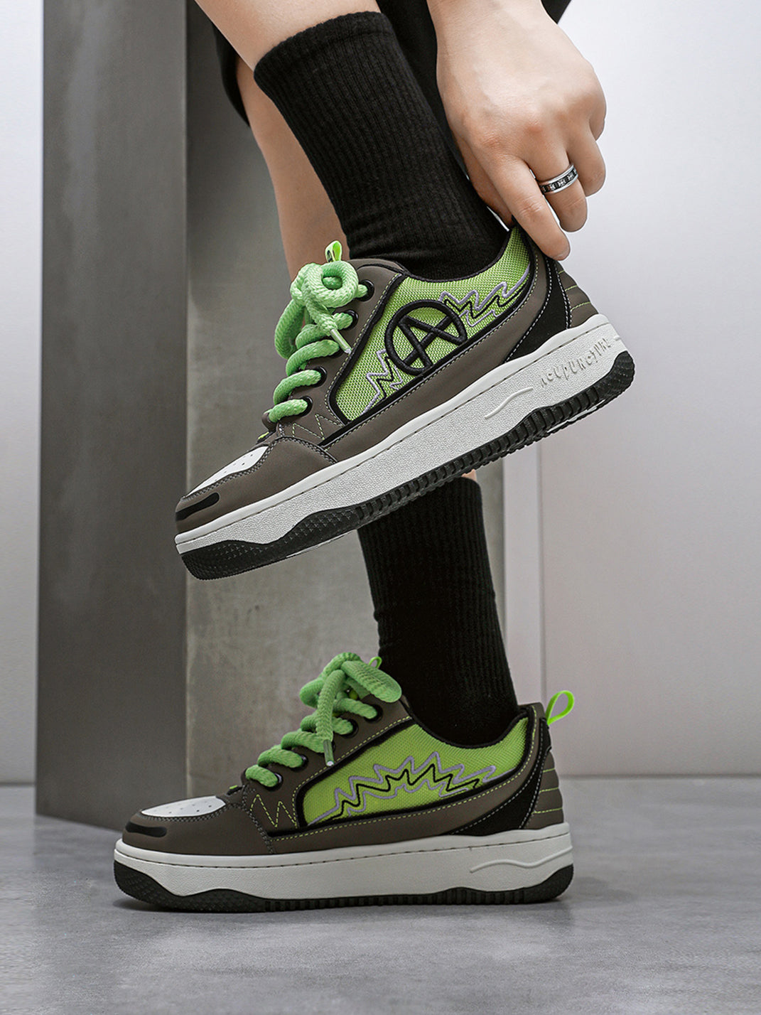 Colorblock Graphic Skate Sneakers - Skipkicks