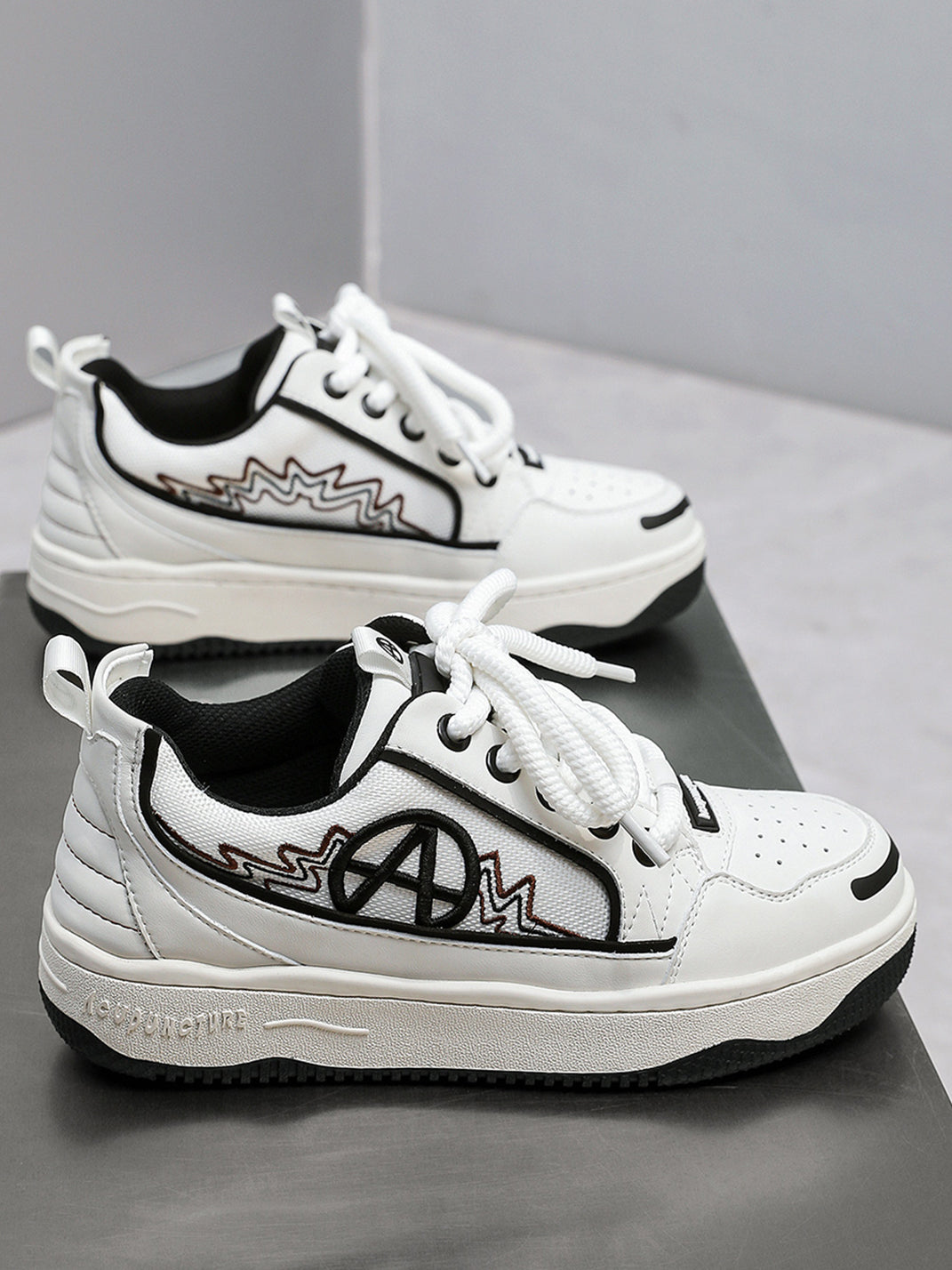 Colorblock Graphic Skate Sneakers - Skipkicks