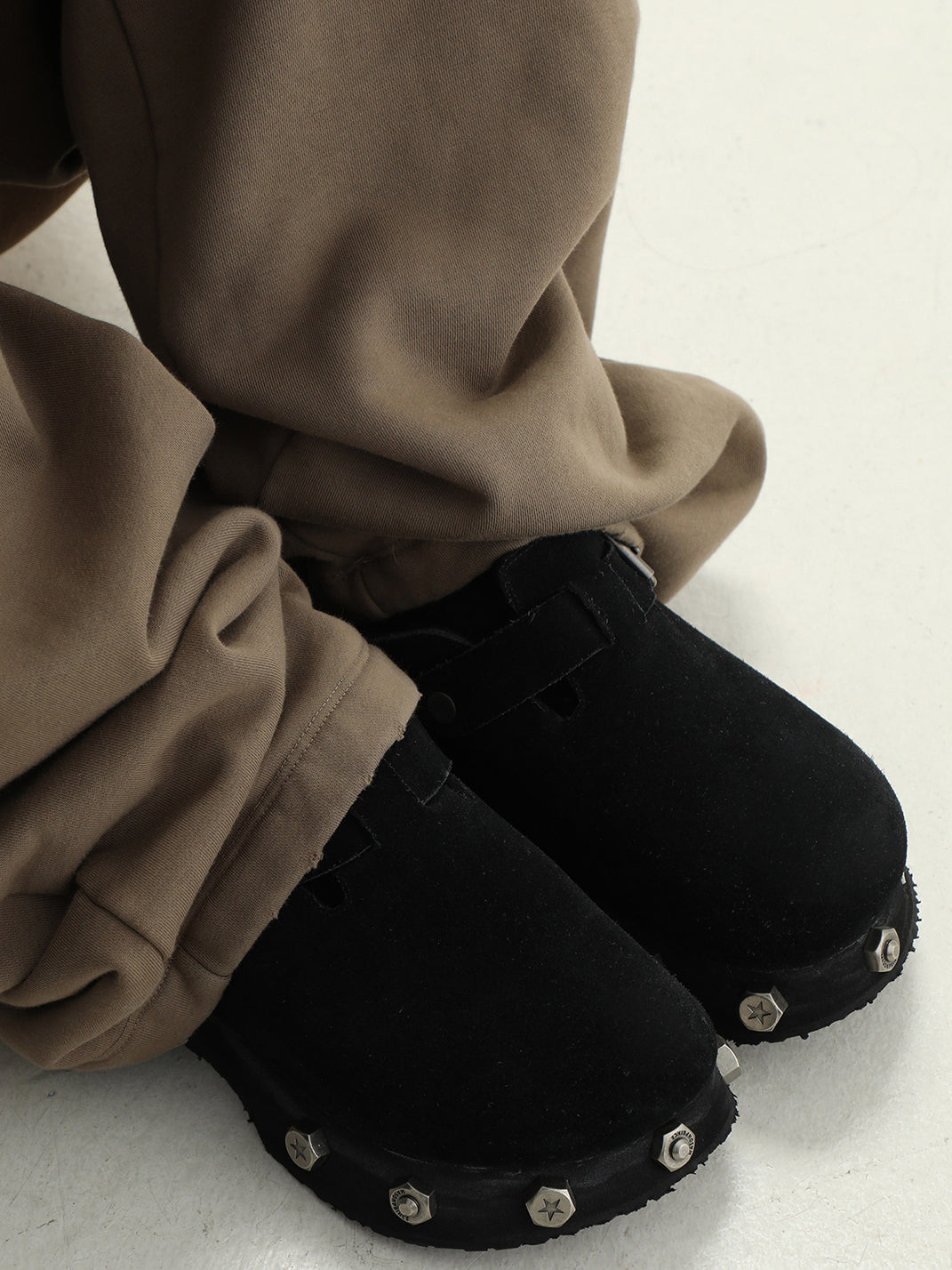 Frosted-Suede Thick-Sole Buckle Clogs - Skipkicks