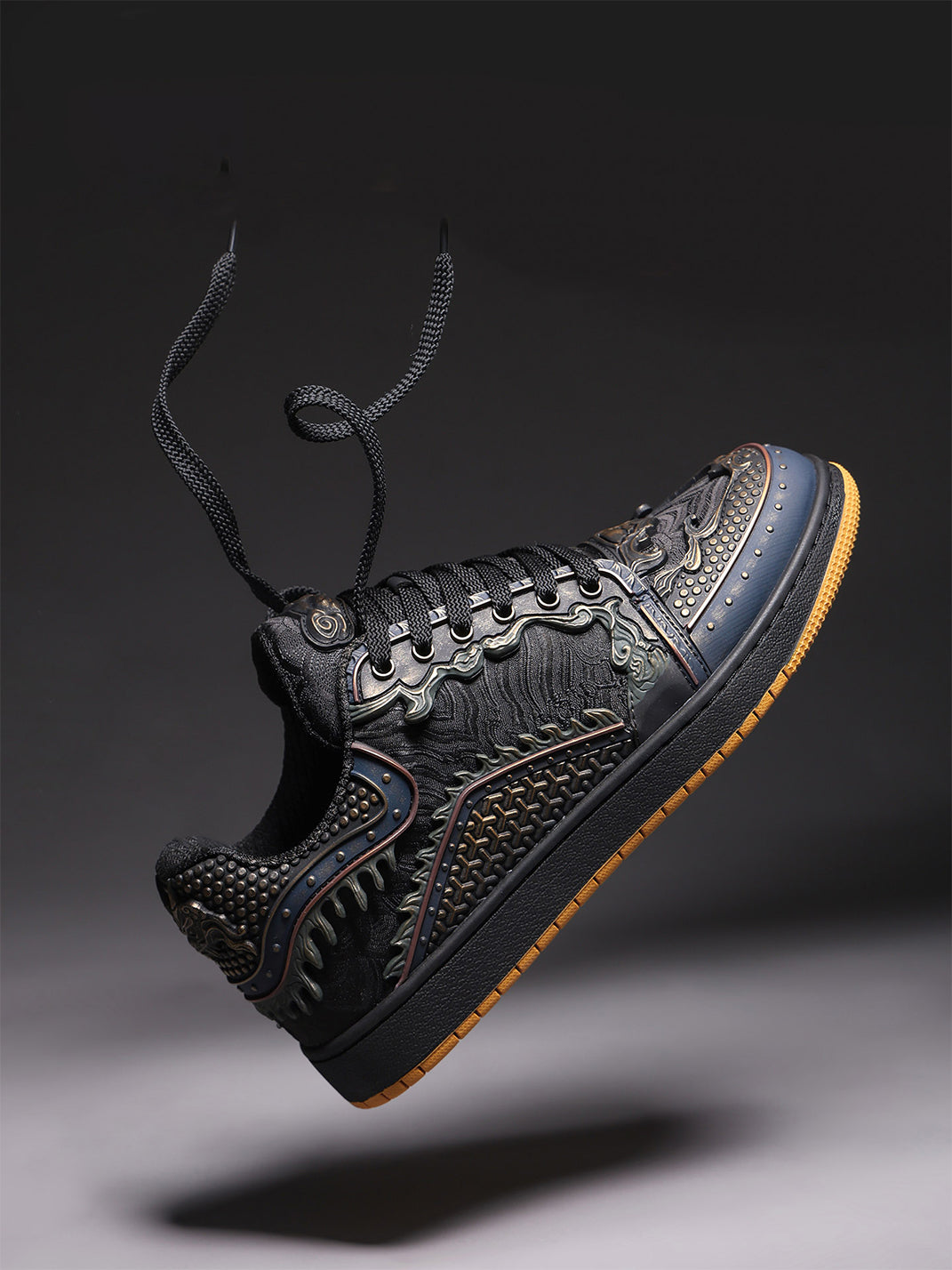 Black Dragon-Scale Gum-Sole Low-Top Sneakers - Skipkicks