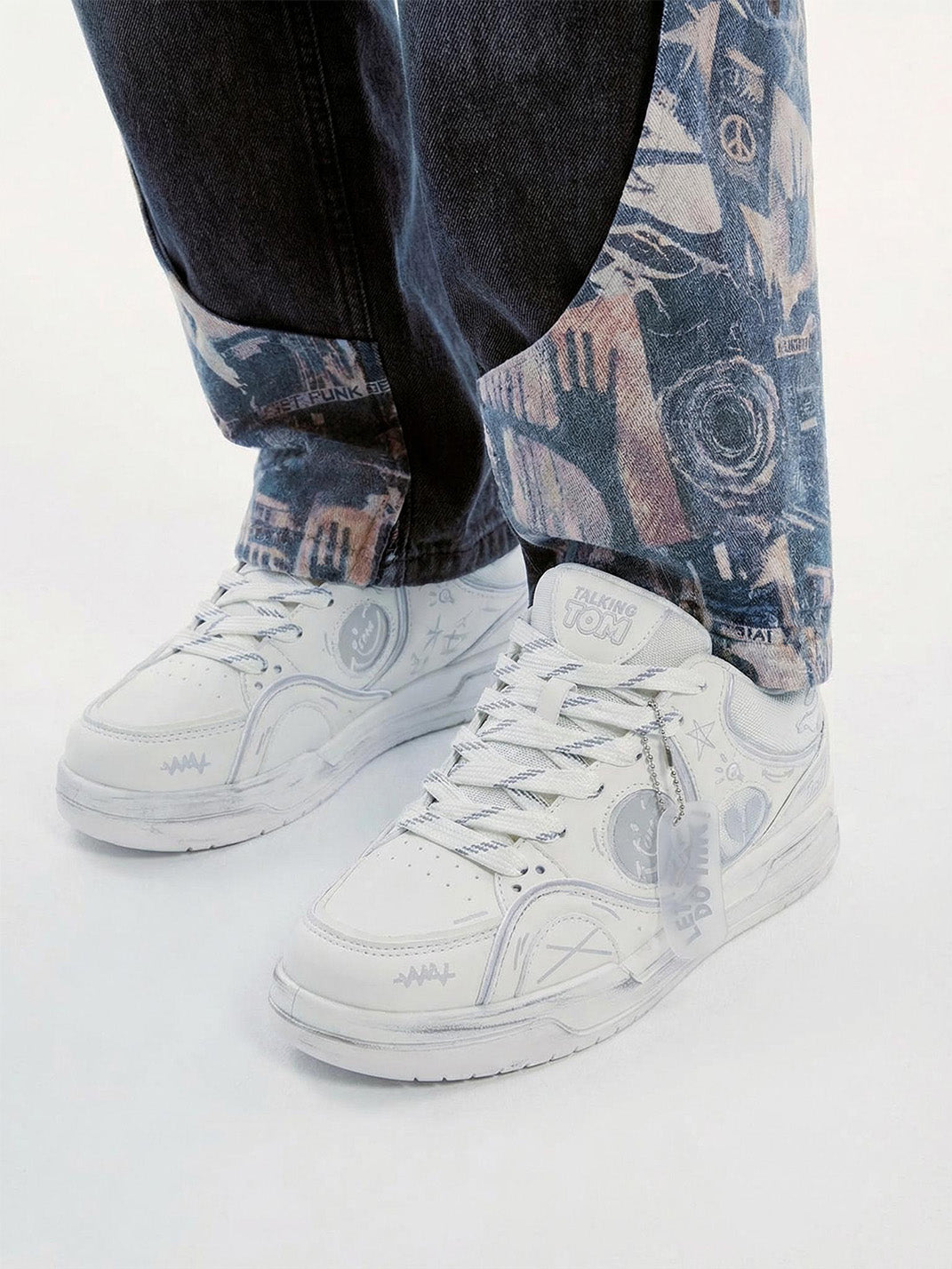 Heart-Graphic Contrast-Panel Low-Top Sneakers - Skipkicks