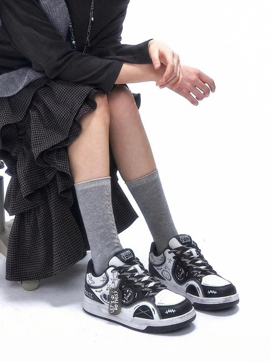 Heart-Graphic Contrast-Panel Low-Top Sneakers - Skipkicks